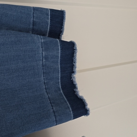 Jeans with two tone fringe hem - Picture 2 of 10
